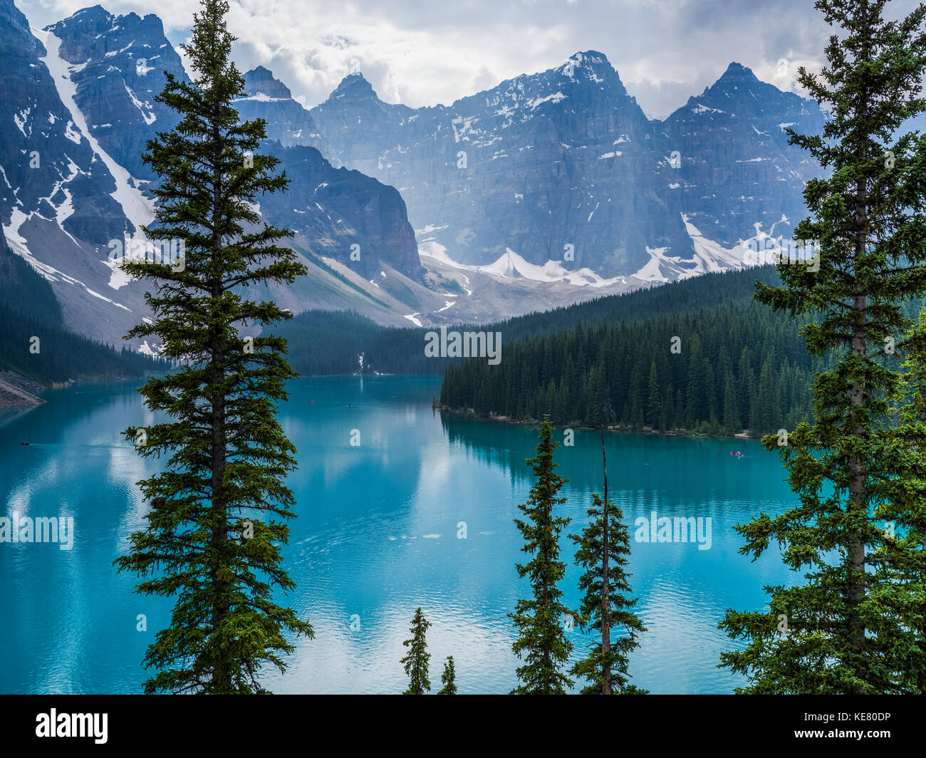 Splendida vista del robusto Canadian Rocky Mountain picchi e un tranquillo turchese al Lago Moraine con foreste lungo il litorale Foto Stock