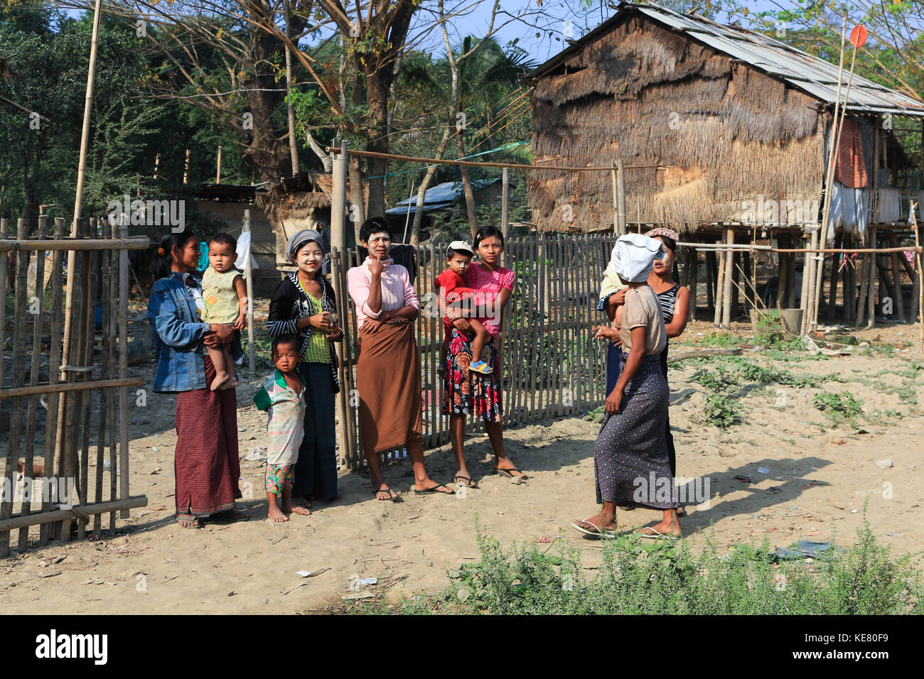 Nyaunghtaw village è sulla sinistra (est) banca del fiume Irrawaddy in provincia ayeyarwaddy in Myanmar (Birmania). donne in piedi con i loro figli. Foto Stock