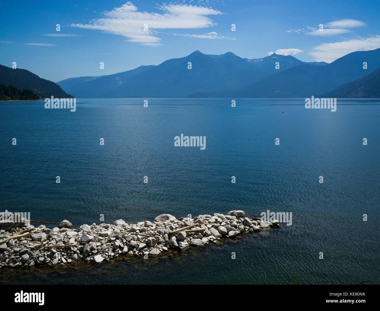 La tranquilla e acque blu del Kootenay River e nelle Montagne Rocciose Canadesi; Wynndel,British Columbia, Canada Foto Stock