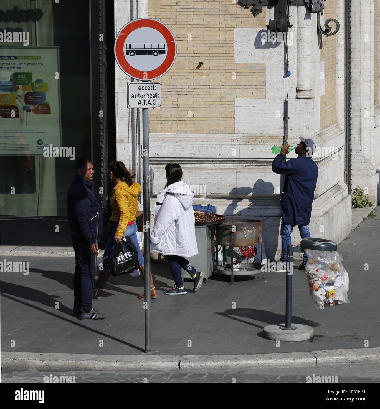 Pavement Cafe con varie persone per le strade di Roma. Foto Stock