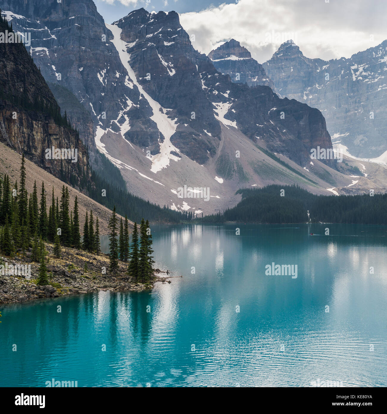 Le splendide acque blu del Lago Moraine con neve sulle aspre montagne del Parco Nazionale di Banff, Lago Louise, Alberta, Canada Foto Stock