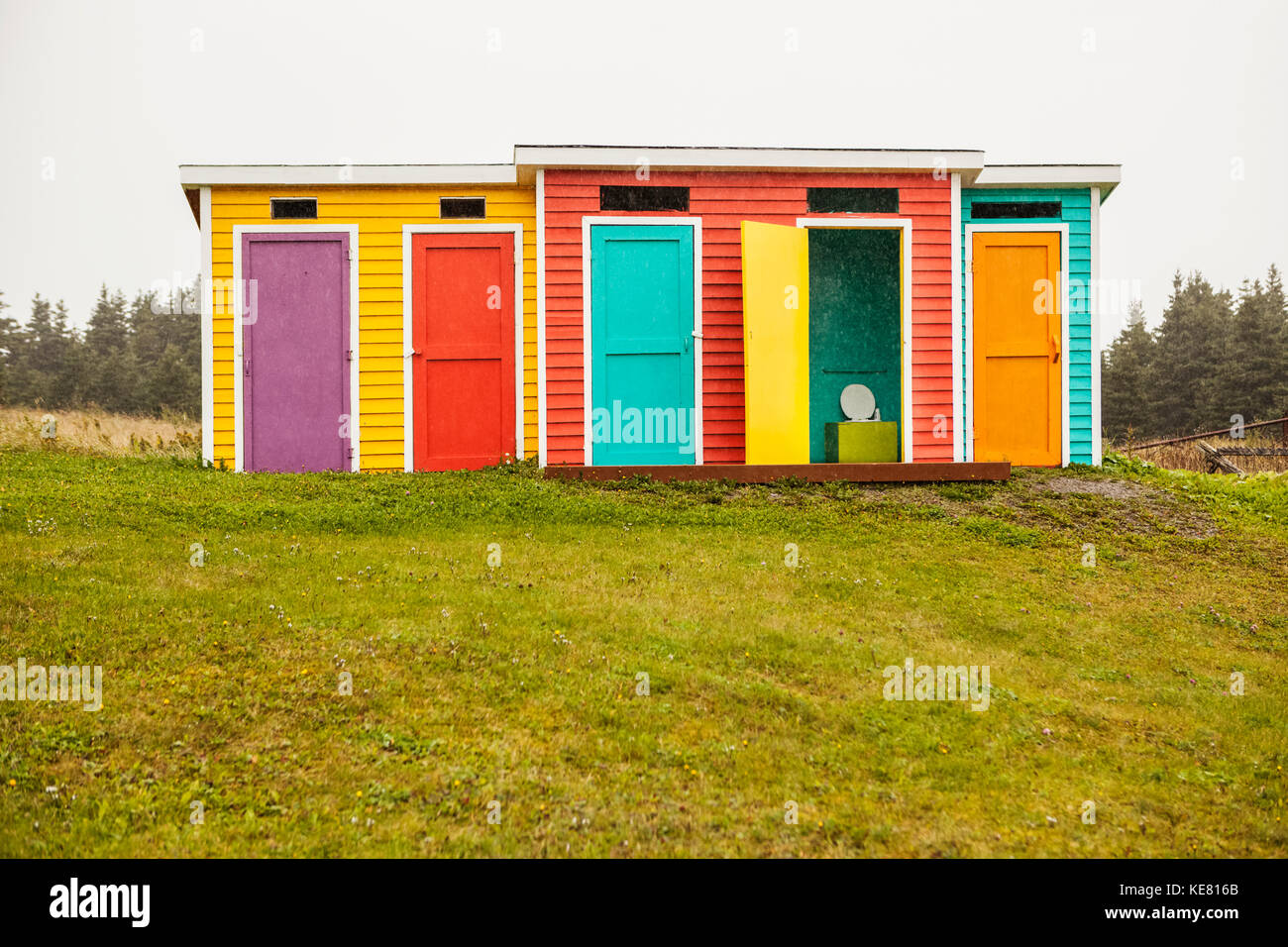 Gli edifici colorati per il bagno e per modificare camere con multi-colore di rivestimenti e porte di erba; Terranova, Canada Foto Stock