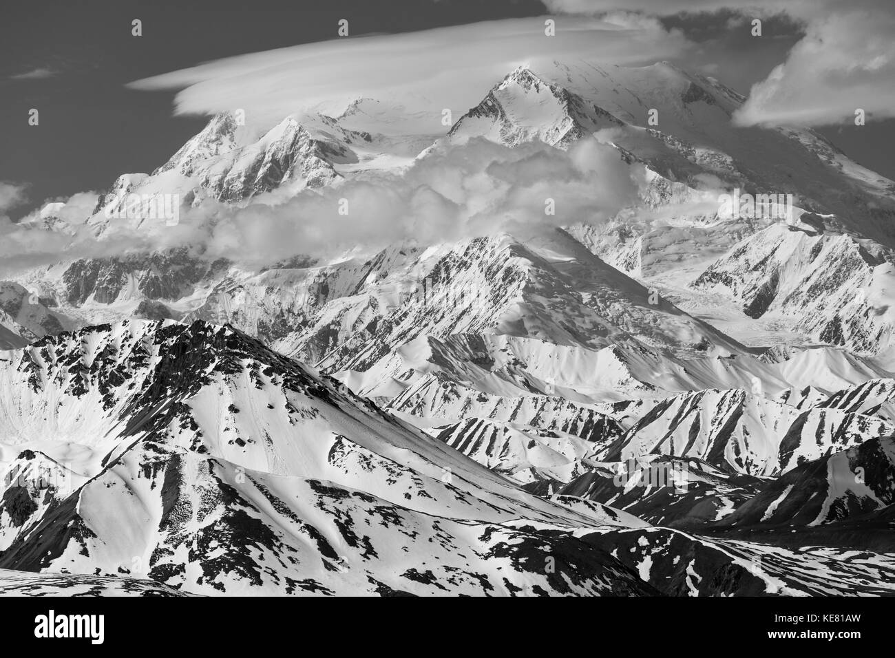 Un 'cap cloud' copre il nord e il sud del picco Denali a inizio estate, visto dalla cupola pietroso nel Parco Nazionale di Denali Foto Stock