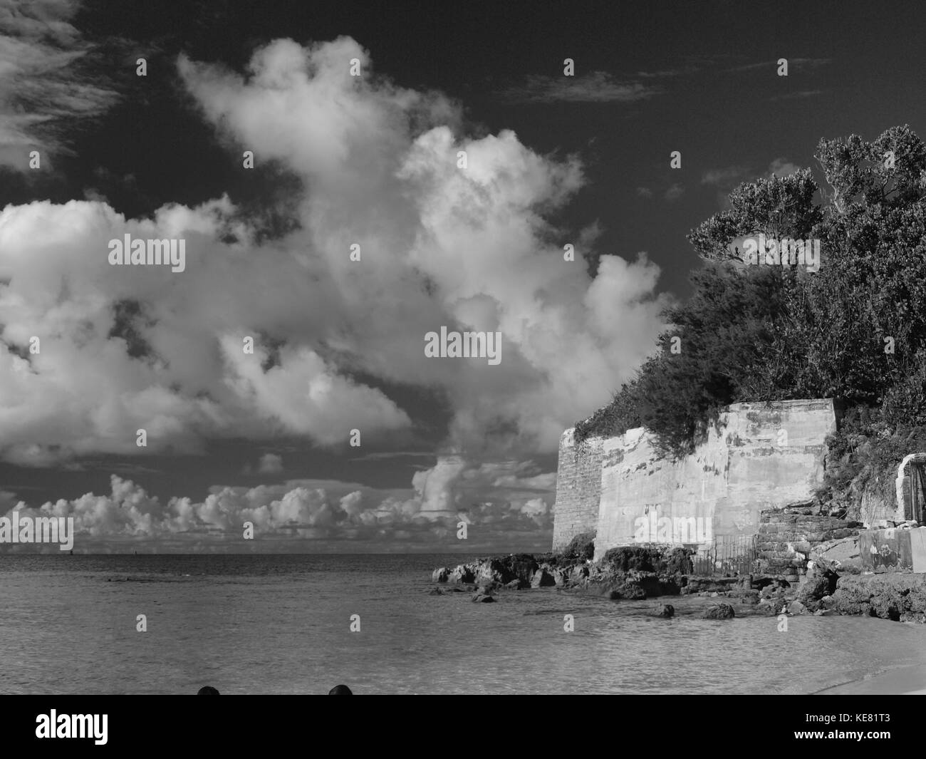 Visualizzazione bianco e nero delle Bermuda Beach e Fort St. Catherine. Foto Stock