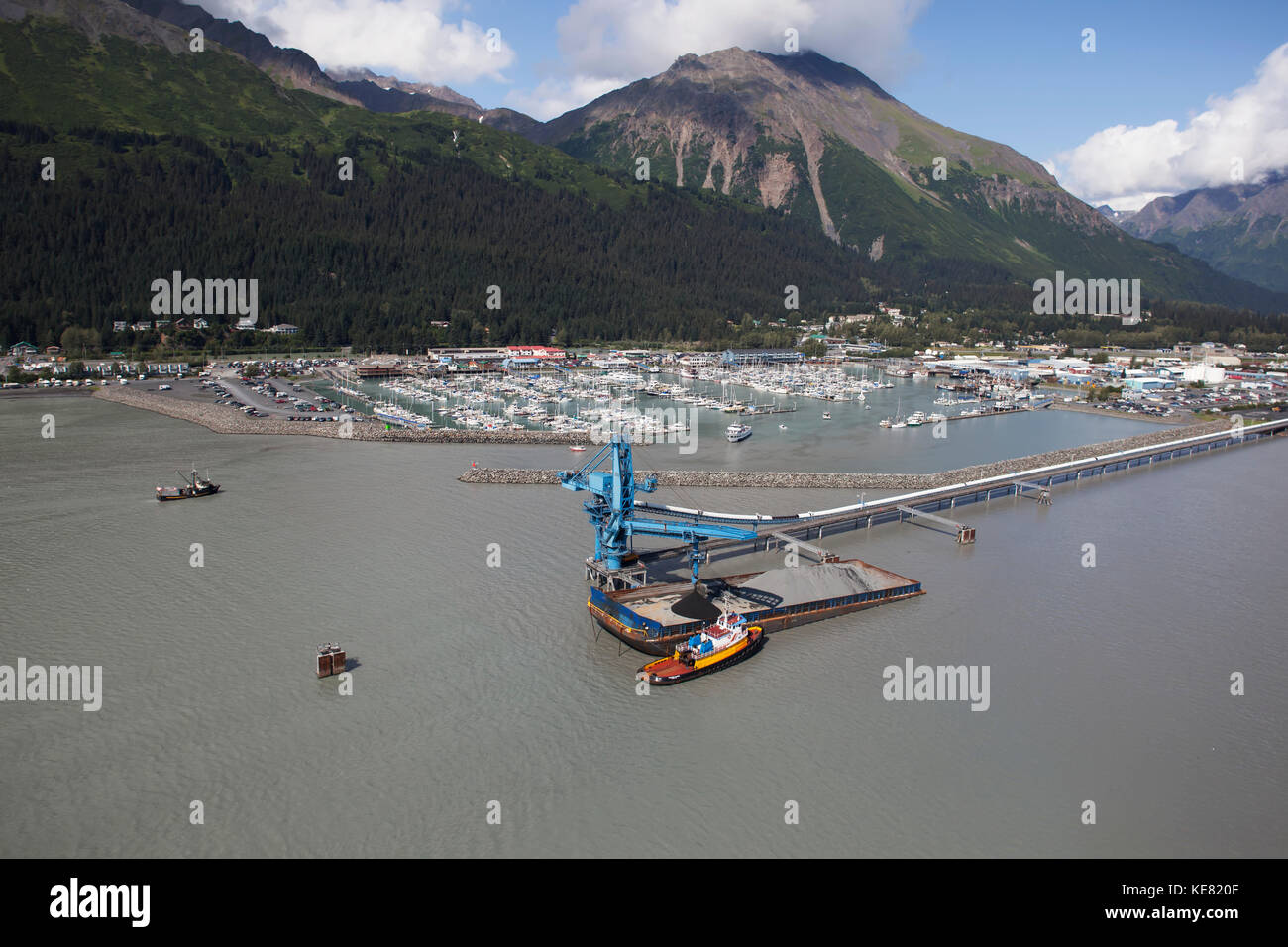 Vista aerea di carbone di pipeline e intervieni nella Risurrezione Bay, Seward, centromeridionale Alaska, STATI UNITI D'AMERICA Foto Stock