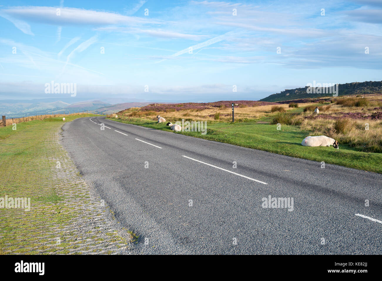 Una brughiera road passando Stannage bordo nel Derbyshire Peak District Foto Stock