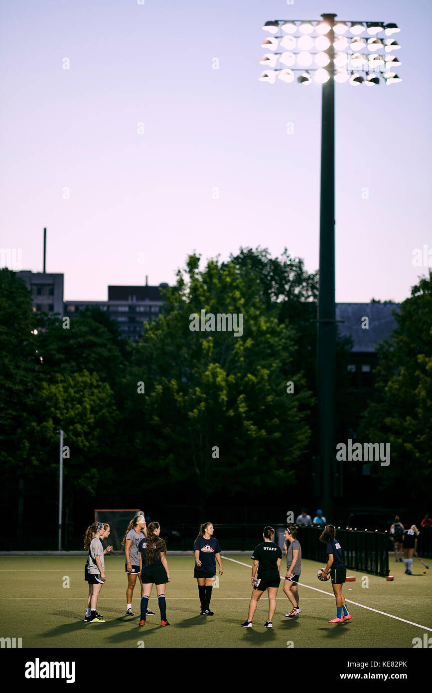 Sport di squadra pratica su un campo presso le Università di Toronto Campus al crepuscolo; Toronto, Ontario, Canada Foto Stock