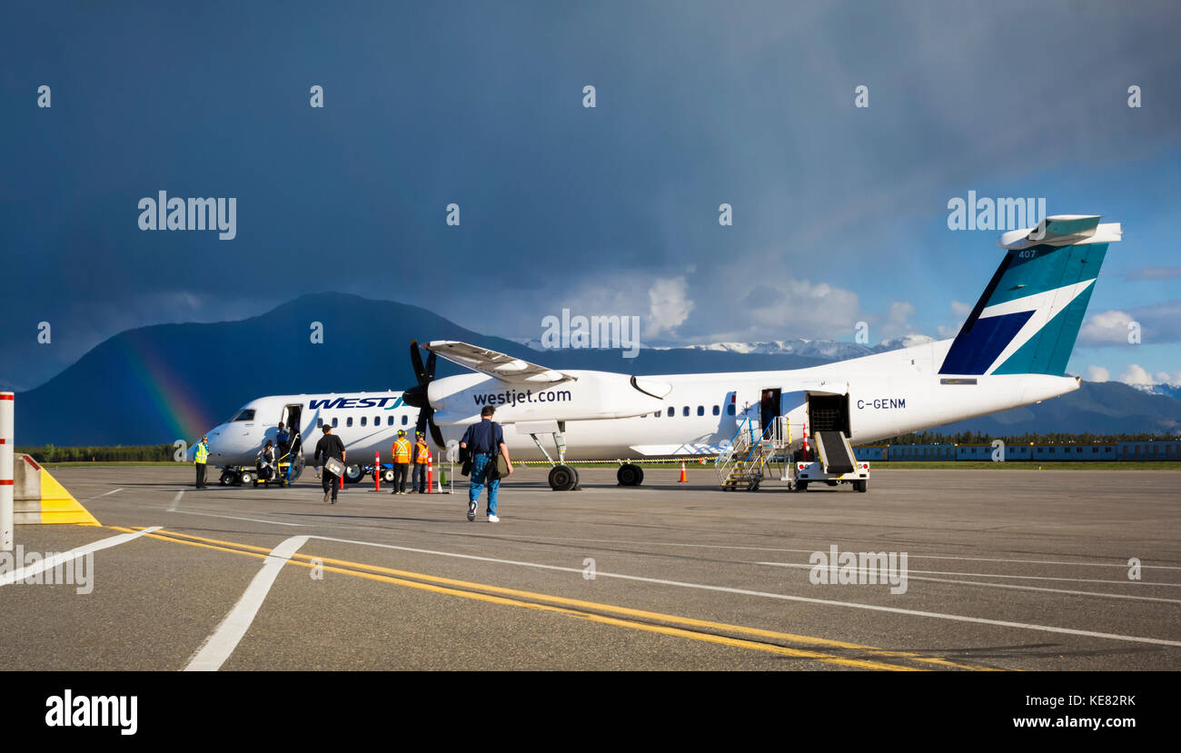 Rainbow sulla terrazza Kitimat Aeroporto come carico di passeggeri di un aereo su asfalto; Terrazza, British Columbia, Canada Foto Stock