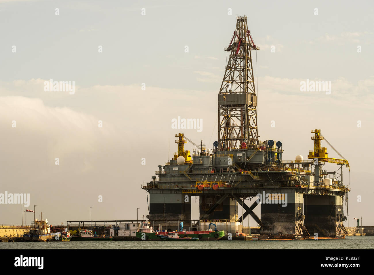 Ensco 7500 piattaforma di perforazione, Santa Cruz porto; Santa Cruz Tenerife, Isole Canarie, Spagna Foto Stock