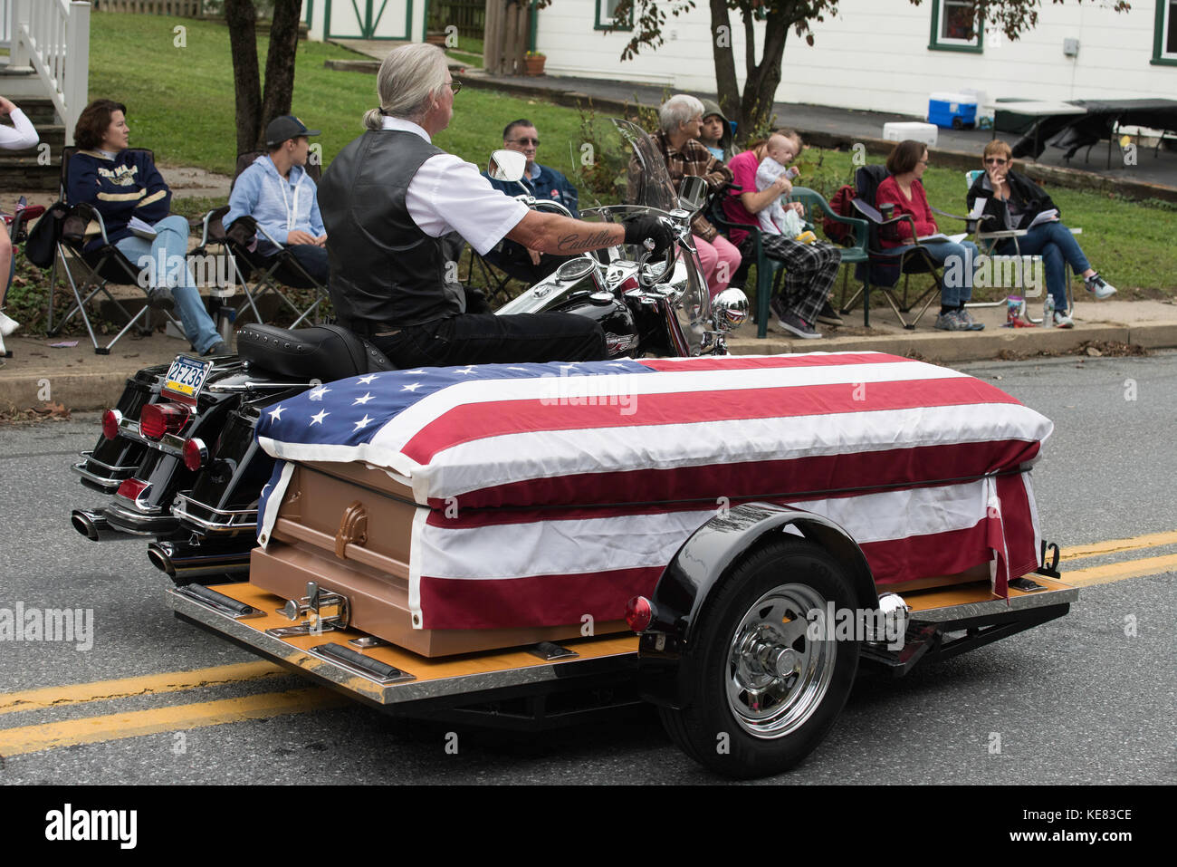 Comunità parata del giorno, piccola città americana. Motociclo funebre. Foto Stock