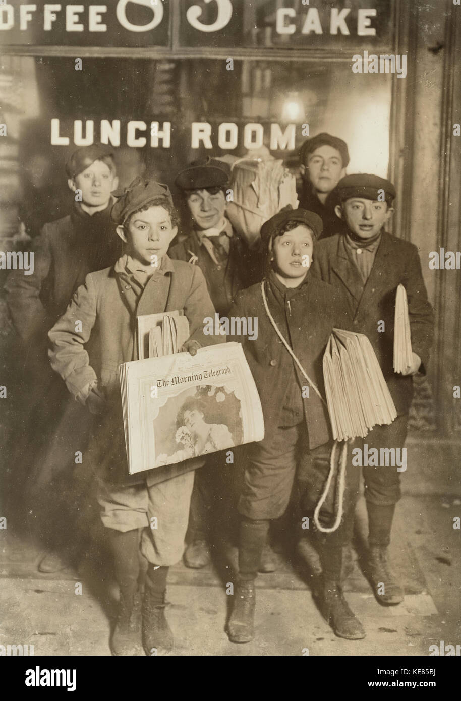 3 A.M. Domenica 23 febbraio, 1908. Newsboys vendono sul ponte di Brooklyn. Harry Ahrenpreiss, 30 Willet Street. (Detto era di 13 anni). Abe Gramus. Divisione 37 Street. Testimonianza Fred McMurray. Posizione: New York, nello Stato di New York - il lavoro minorile Foto Stock