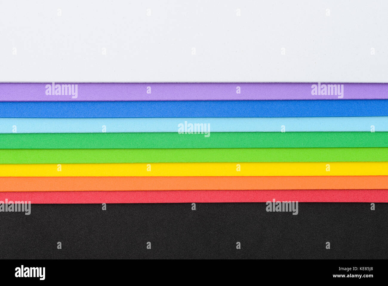 Sottili fogli multicolore di gomma alveolare disposti in forma iridescente Foto Stock