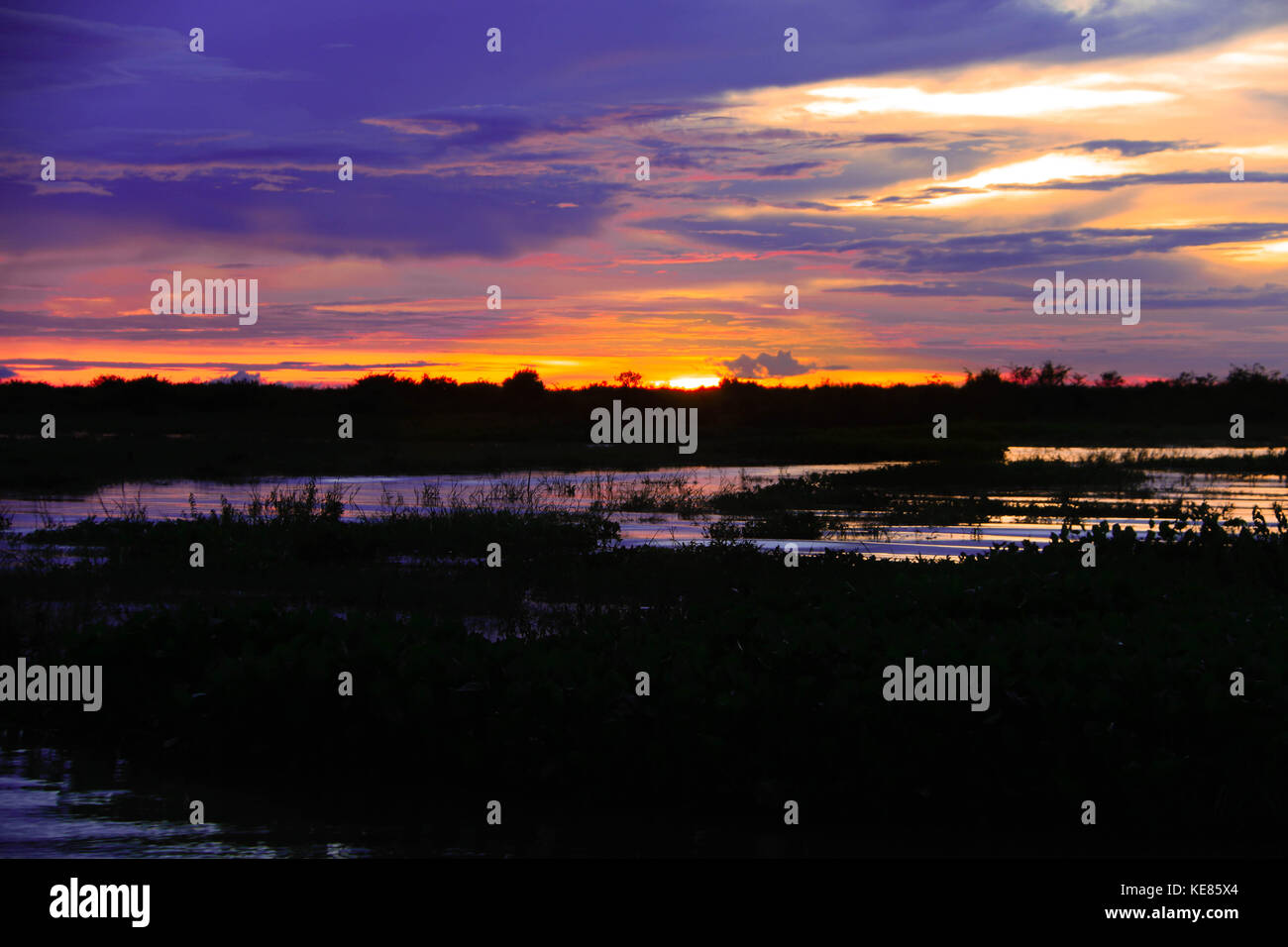 Il bellissimo tramonto al lago Tonle Sap Foto Stock