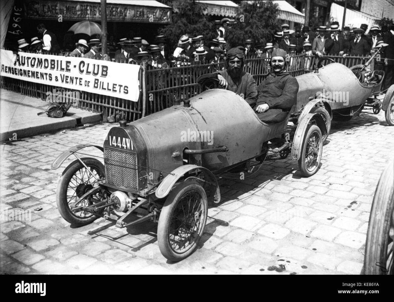 Questo titolo si riferisce probabilmente a un evento o a una persona di nome Violet Bogey Mans, intorno al 1913. Il termine potrebbe essere collegato a una figura storica, a un evento sociale o a un fenomeno culturale di quel periodo. Foto Stock
