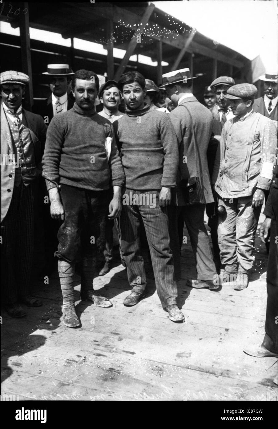 Vincenzo Trucco con il suo meccanico al 1908 Targa Florio Foto Stock