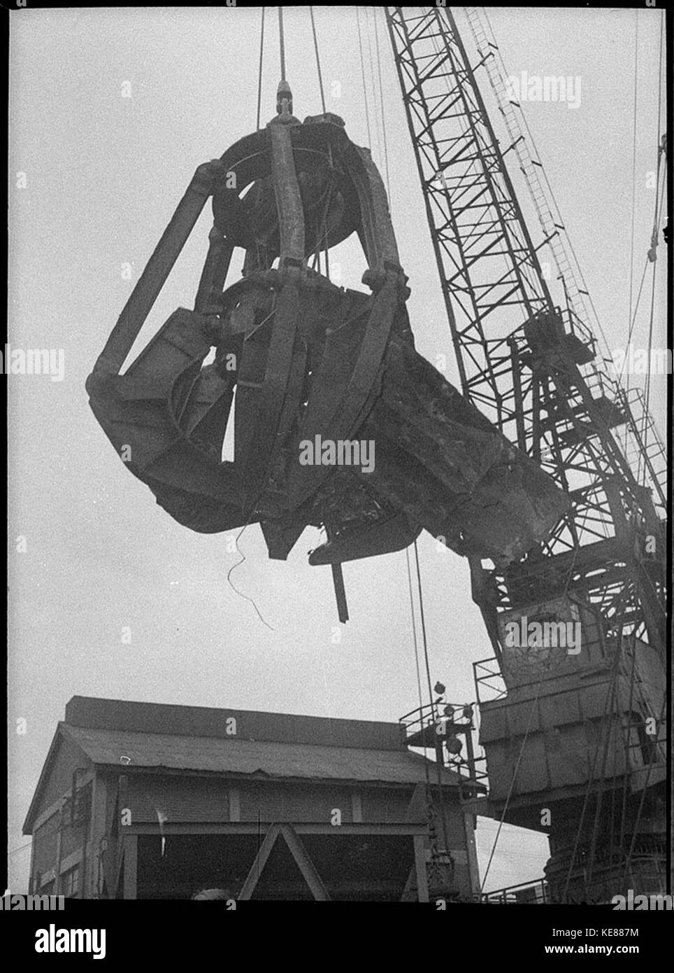 33019 Westwood magnete grab inteso per essere la prima del suo tipo di operare in Australia scarica rottami da una nave a CV Foto Stock