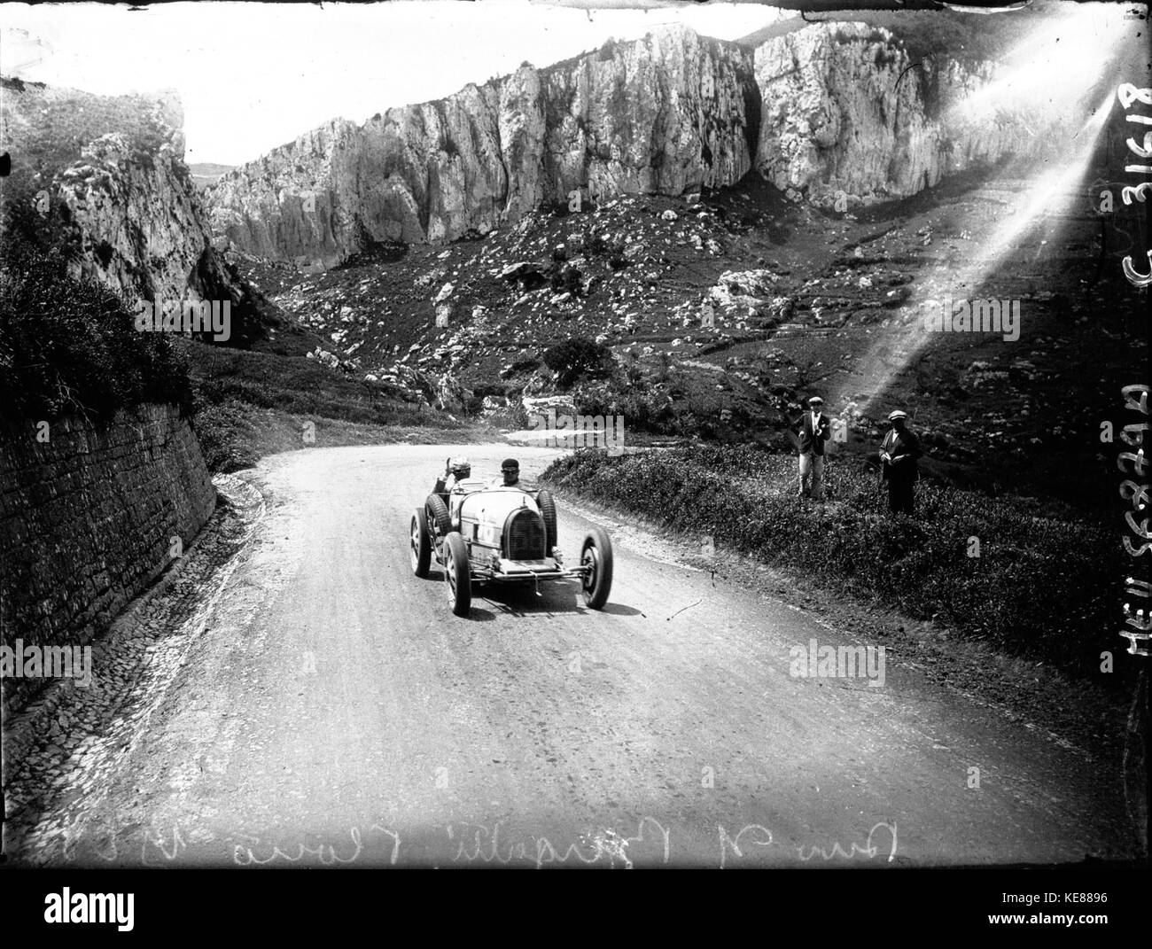 Albert Divo nella sua Bugatti al 1928 Targa Florio Foto Stock