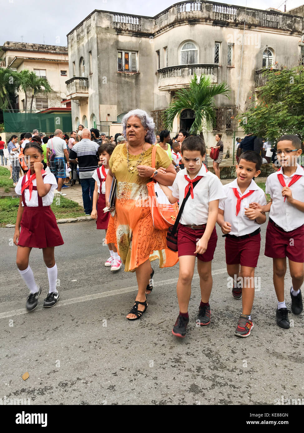 Insegnante di scuola e bambini di scuola Havana Foto Stock