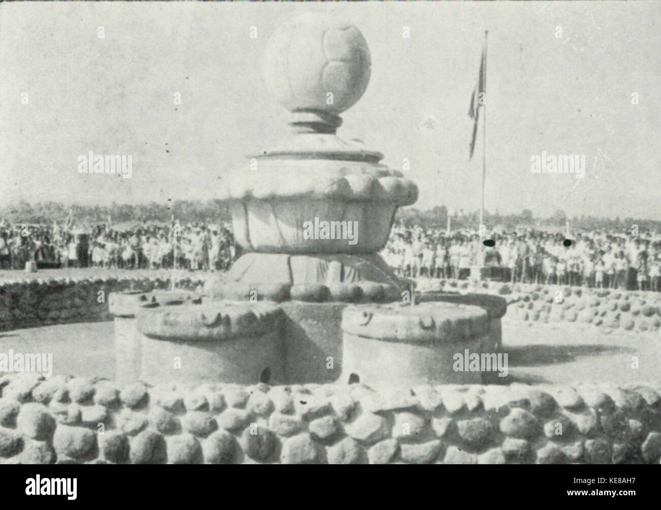 Questa immagine commemora l'apertura di un'area di allenamento calcistico a Yogyakarta, in occasione del 200° anniversario della città. Mostra lo sviluppo delle infrastrutture sportive nella regione. Foto Stock