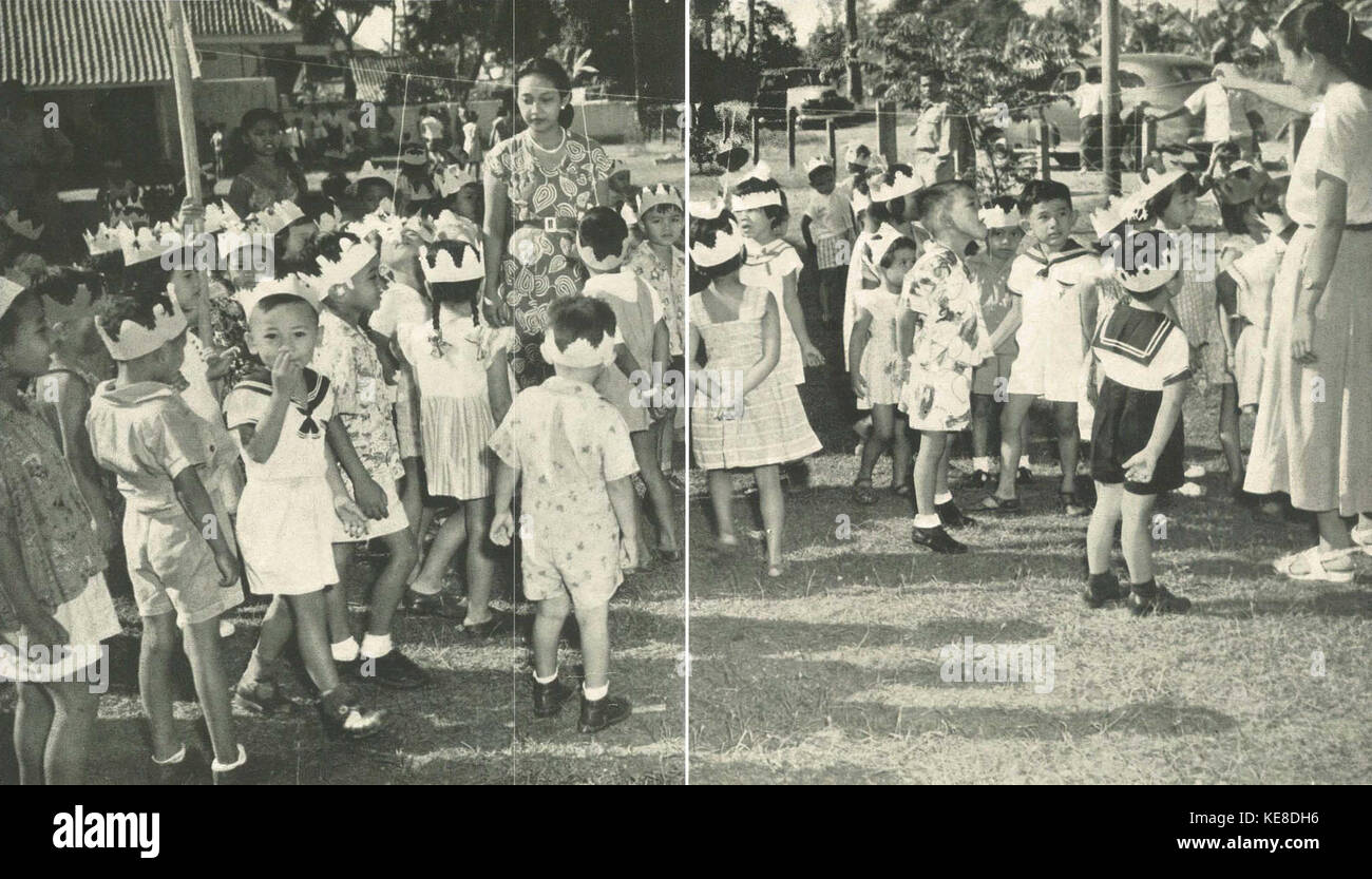 I bambini durante il giorno Kartini celebrazioni, Wanita di Indonesia pp68 69 (Ministero delle informazioni) Foto Stock