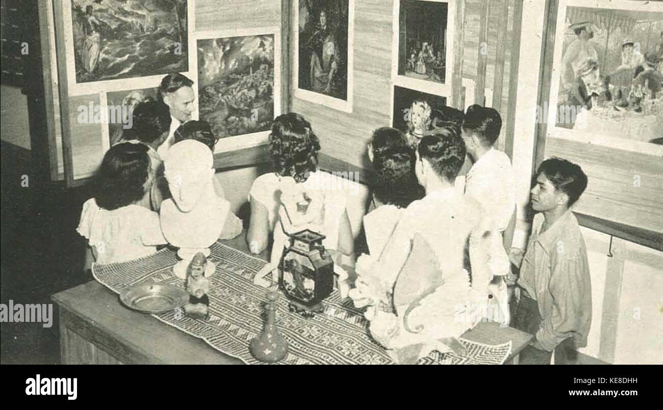 Gli studenti di arti plastiche facoltà presso l'UNESCO mostra, Wanita di Indonesia p74 (Ministero delle informazioni) Foto Stock