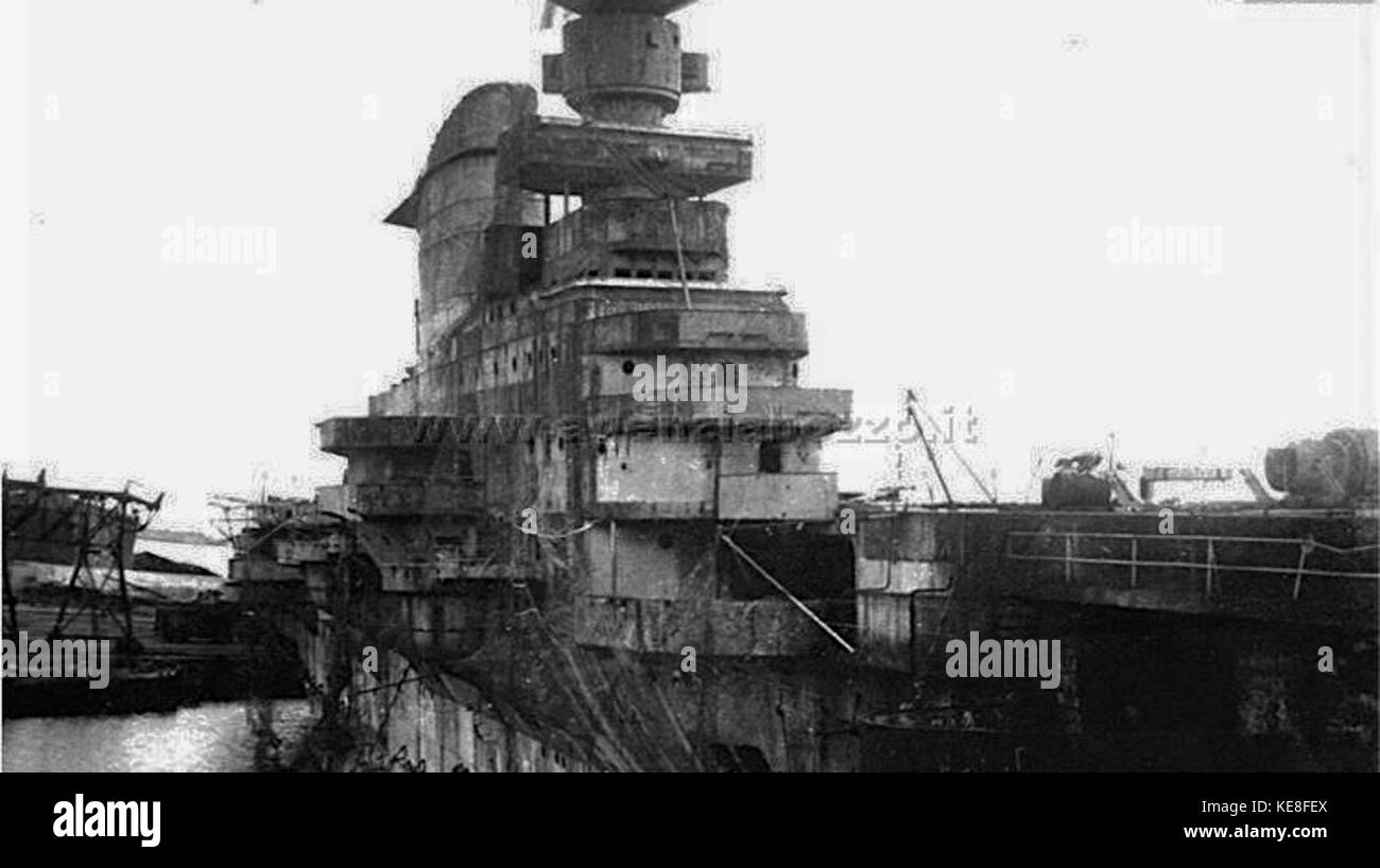 La RN Aquila, una nave navale italiana, è raffigurata a Genova nel 1945, probabilmente mostrando la nave in porto o svolgendo compiti navali durante le fasi finali della seconda guerra mondiale Foto Stock