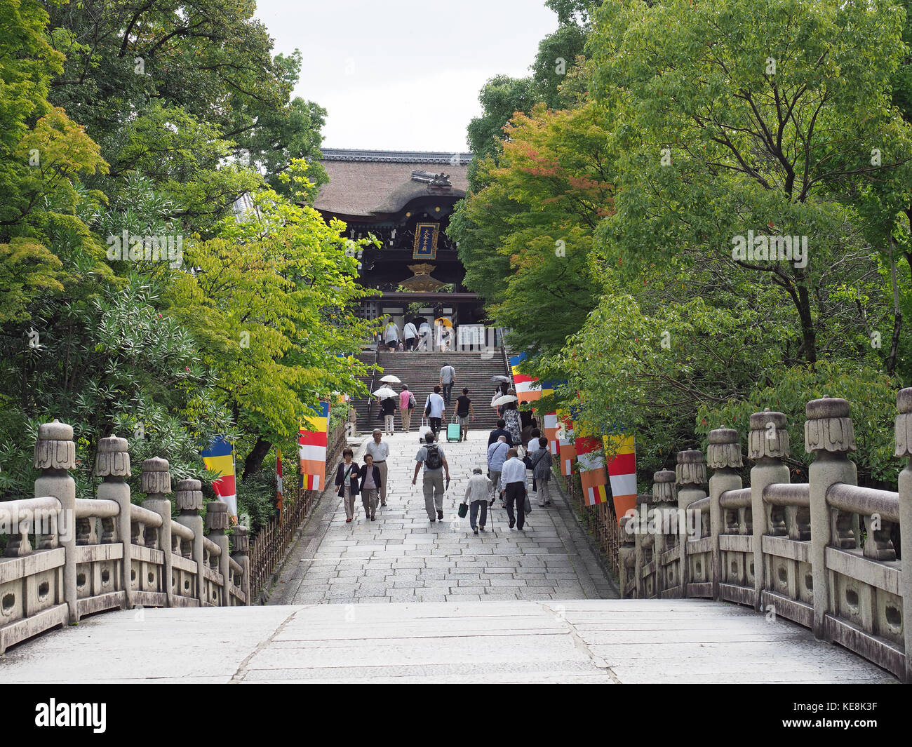 Una vista guardando oltre la Entsu ponte che conduce alla Otani Hombyo ed il mausoleo a Kyoto in Giappone Foto Stock