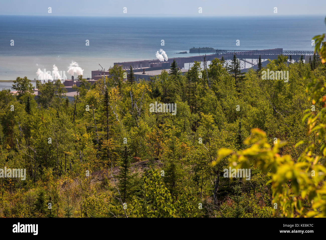 Silver Bay, Minnesota - stabilimento di lavorazione taconite della Northshore Mining sulle rive del lago Superior. Lo stabilimento fa parte della Cleveland-Cliffs, Inc Foto Stock