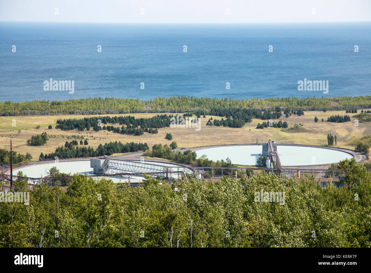 Silver Bay, Minnesota - laghetti chiarificatori presso l'impianto di lavorazione taconite di Northshore Mining sulla riva del lago Superior. I laghetti sono usati per riciclare Foto Stock