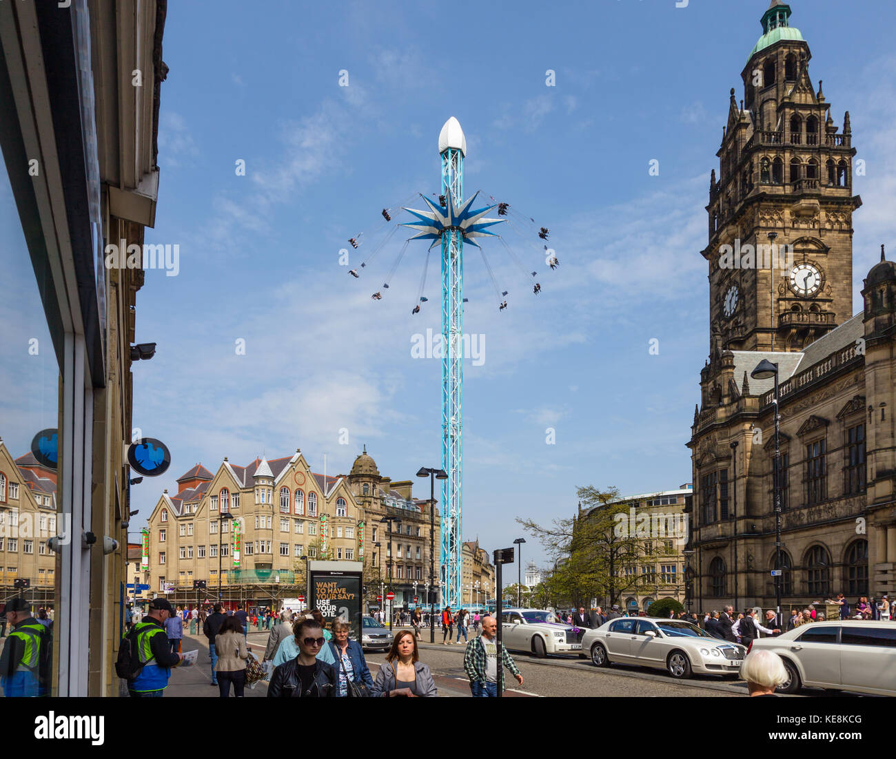 La star flyer giostra nella piazza del municipio, maggio 2016, top di fargate, Sheffield, Regno Unito Foto Stock