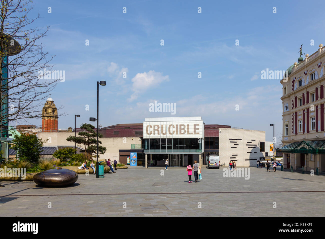 Una giornata di sole in piazza tudor rivolta verso sheffield Crucible Theatre, Sheffield south yorkshire, Regno Unito Foto Stock