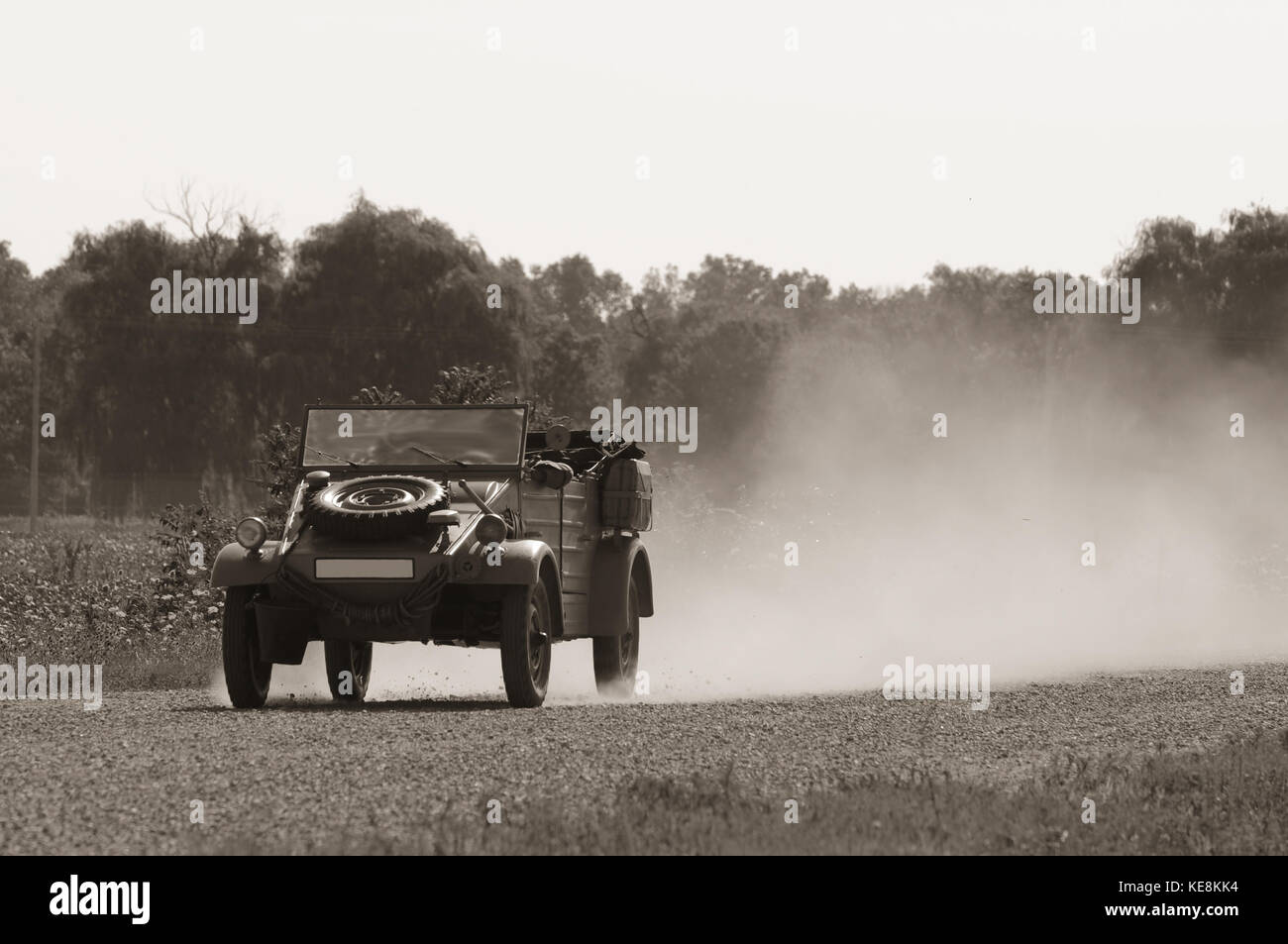 La II guerra mondiale era open top auto in polvere Foto Stock