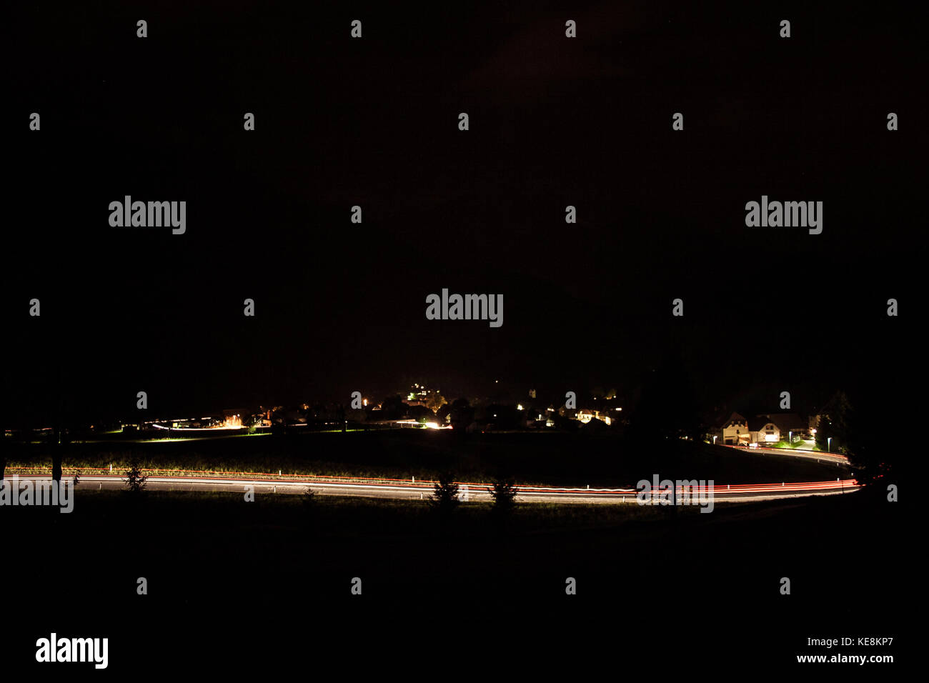 Sentieri di luce di notte sul ponte Foto Stock