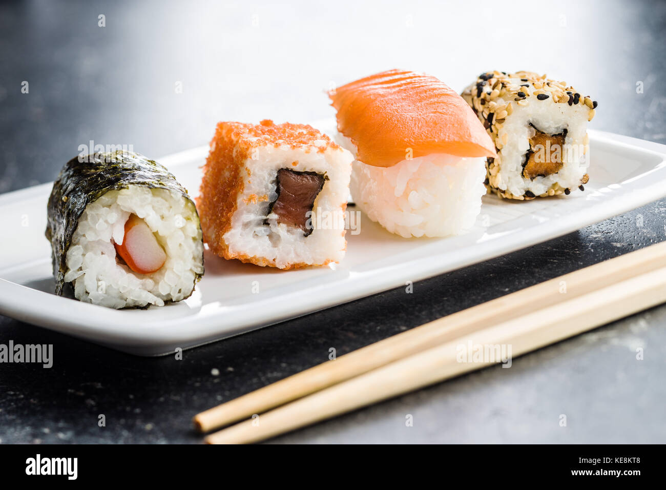 I sushi giapponesi i rotoli su un vecchio tavolo da cucina. Foto Stock