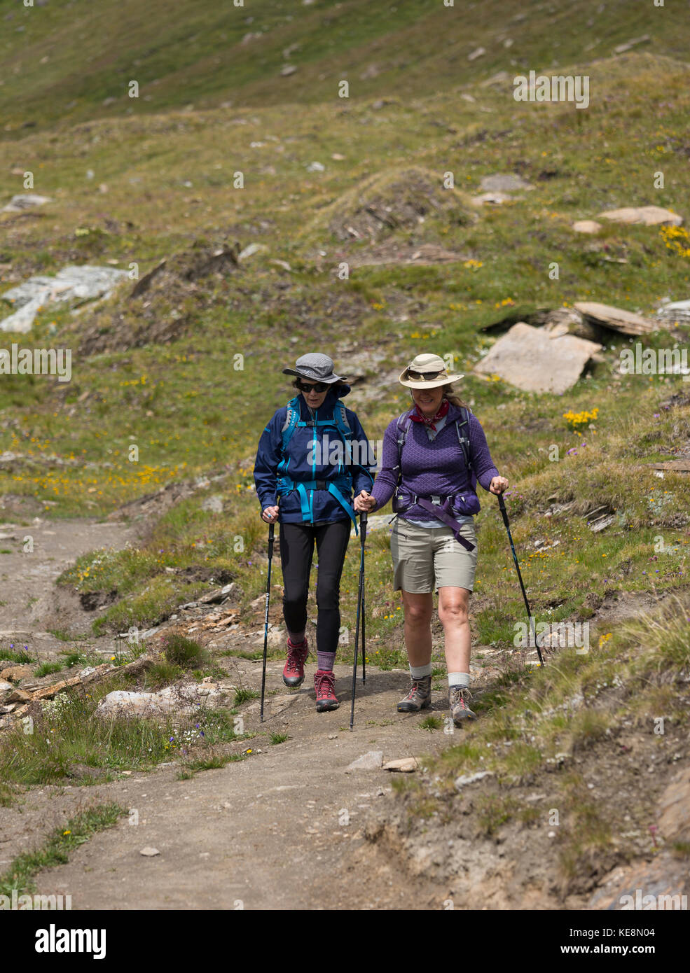 Valle di moiry, Svizzera - due donne escursionismo nelle alpi Pennine nel canton Vallese. Foto Stock