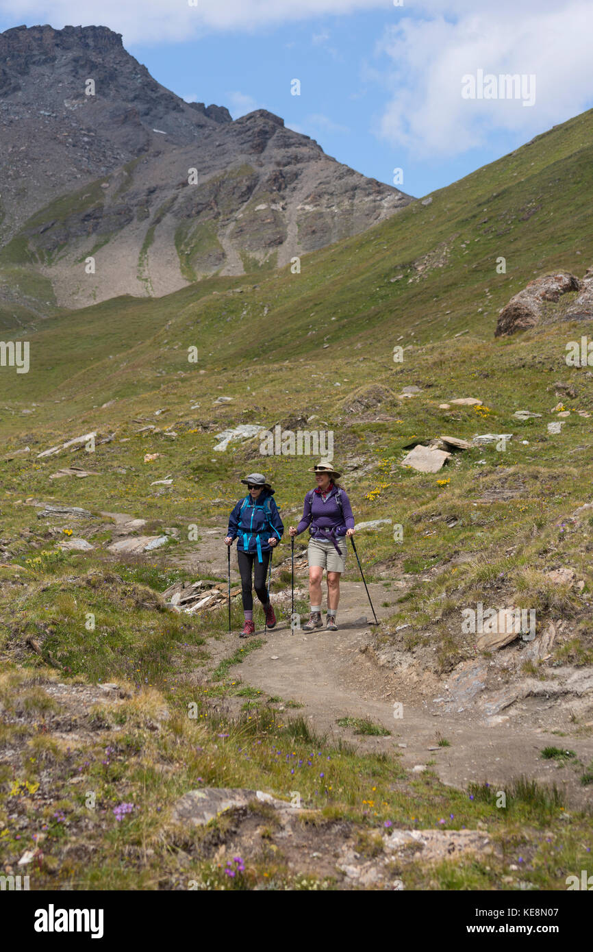 Valle di moiry, Svizzera - due donne escursionismo nelle alpi Pennine nel canton Vallese. Foto Stock
