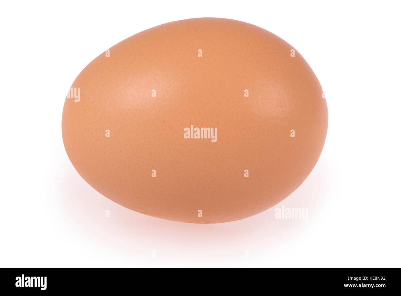 Un uovo. isolato su uno sfondo bianco. tracciato di ritaglio all'interno. Foto Stock
