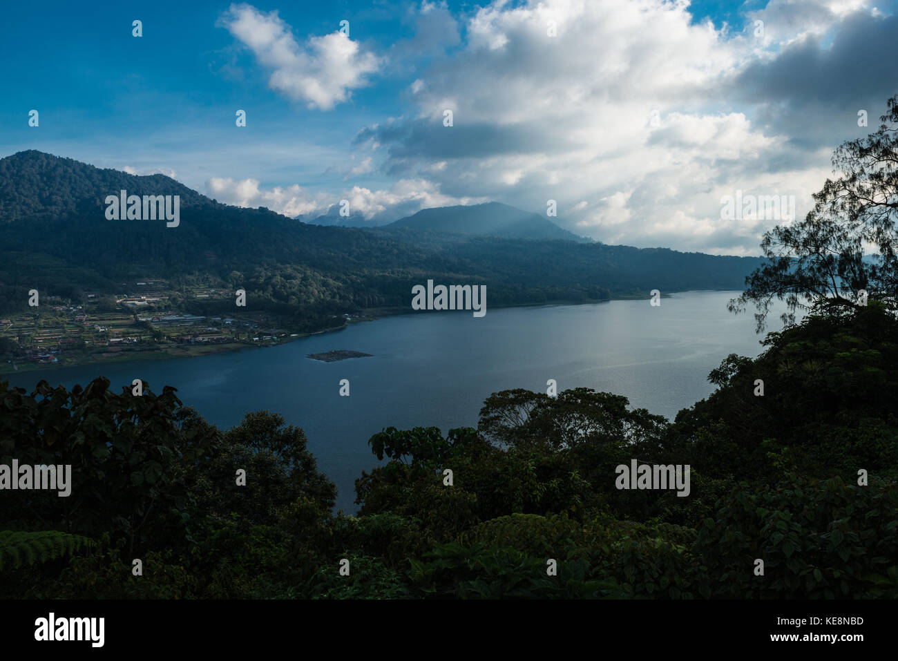 Bella vista sul lago. lago e montagna vista da una collina lago buyan, Bali Foto Stock