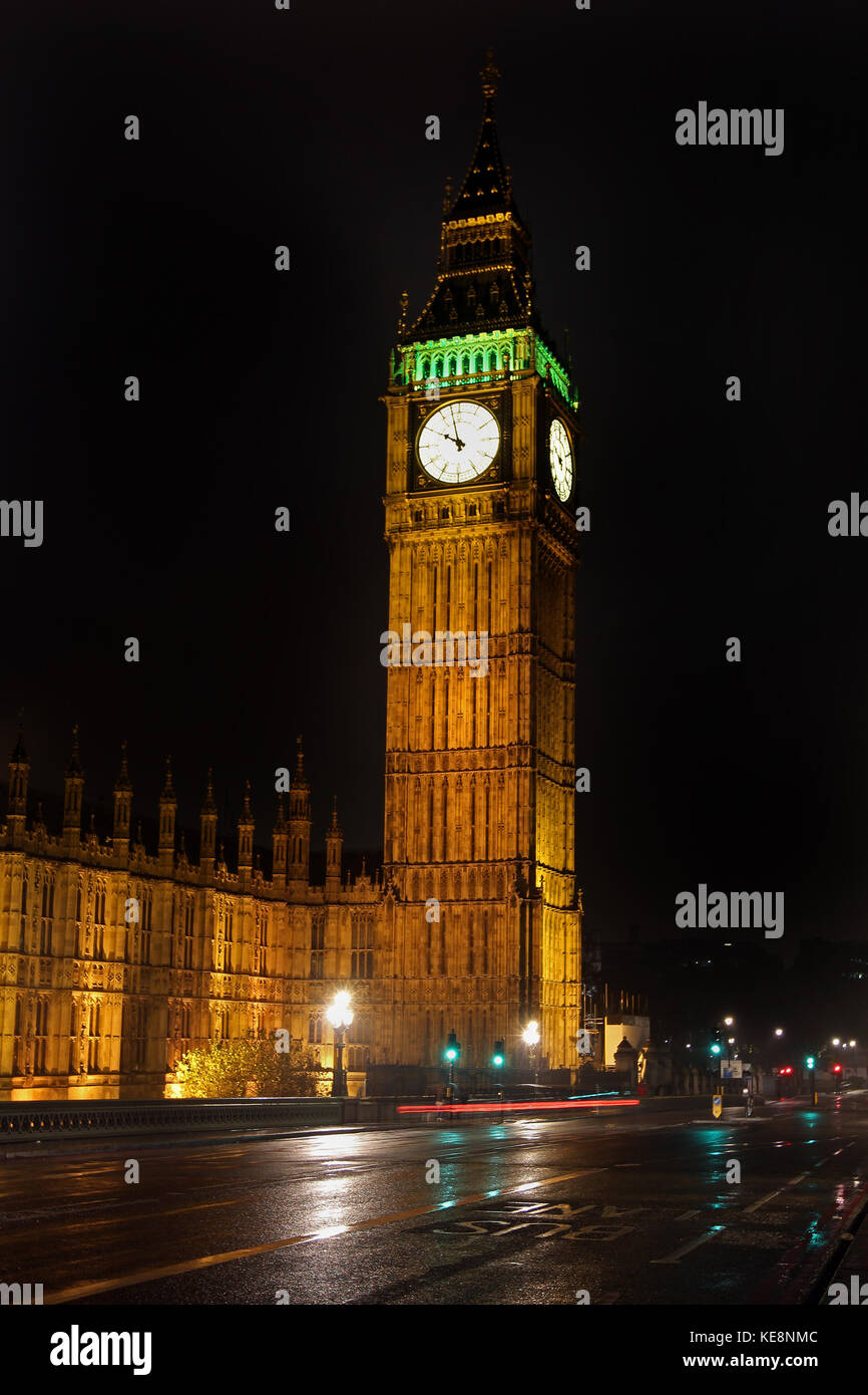 Famoso simbolo di Londra big ben clock tower di notte Foto Stock