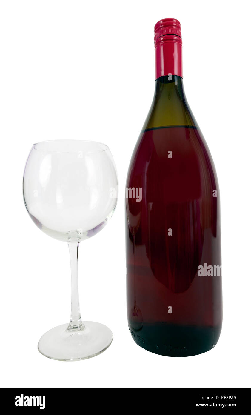 Vino rosso con bottiglia di vino vuote. vetro isolato. verticale. Foto Stock