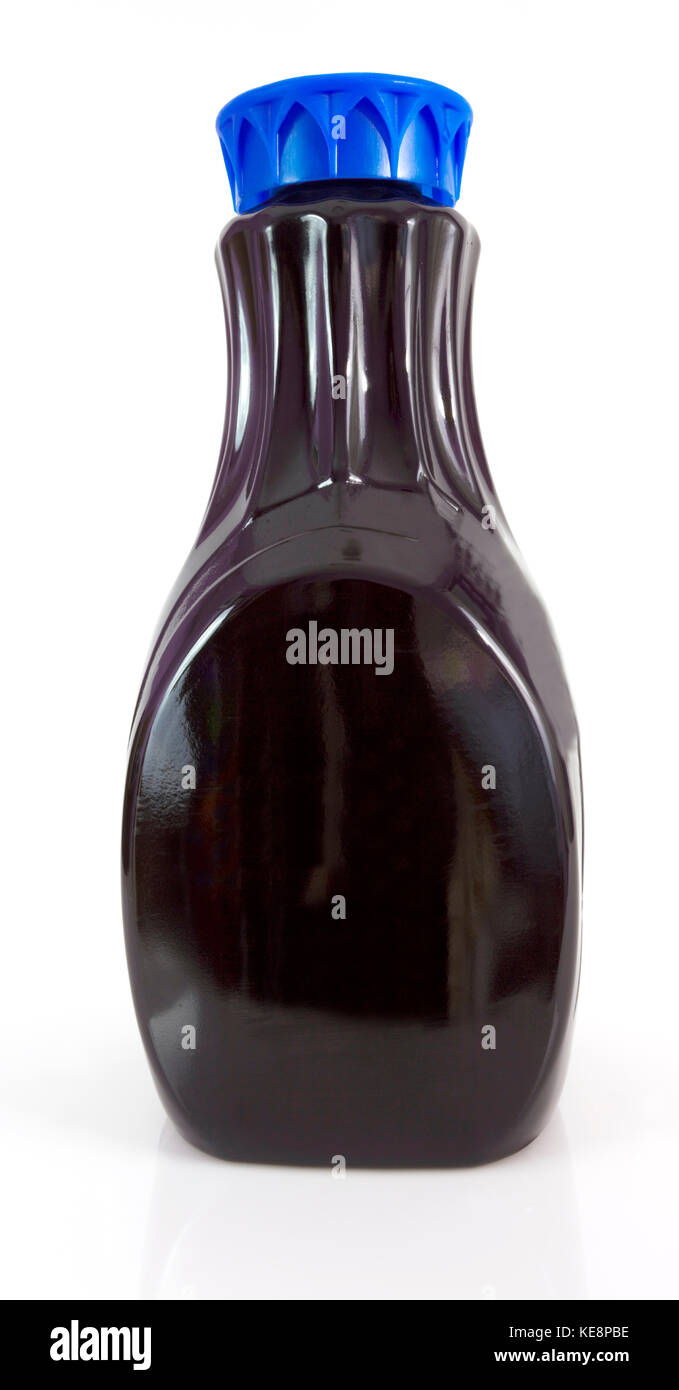 La bottiglia di plastica con tappo blu riempite con succo di bacca. isolato. verticale. Foto Stock