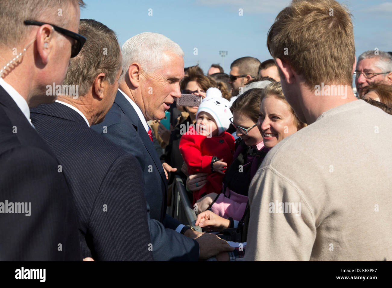 Il vice presidente degli Stati Uniti Mike Pence, al centro, accoglie i tifosi all'arrivo all'aeroporto internazionale di Buffalo Niagara il 17 ottobre 2017 a Buffalo, New York. Pence tenne una discussione sulla riduzione delle tasse e poi partecipò a una raccolta fondi repubblicana per i membri del Congresso Chris Collins. Foto Stock