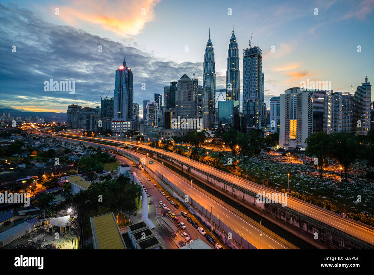 Kuala Lumpur skyline e grattacielo con autostrada strada notturna di Kuala Lumpur in Malesia in Asia. Foto Stock