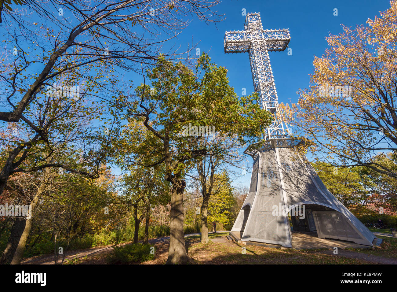 Montreal, Canada - 18 ottobre 2017: montreal mont-royal croce con la caduta delle foglie di colori Foto Stock