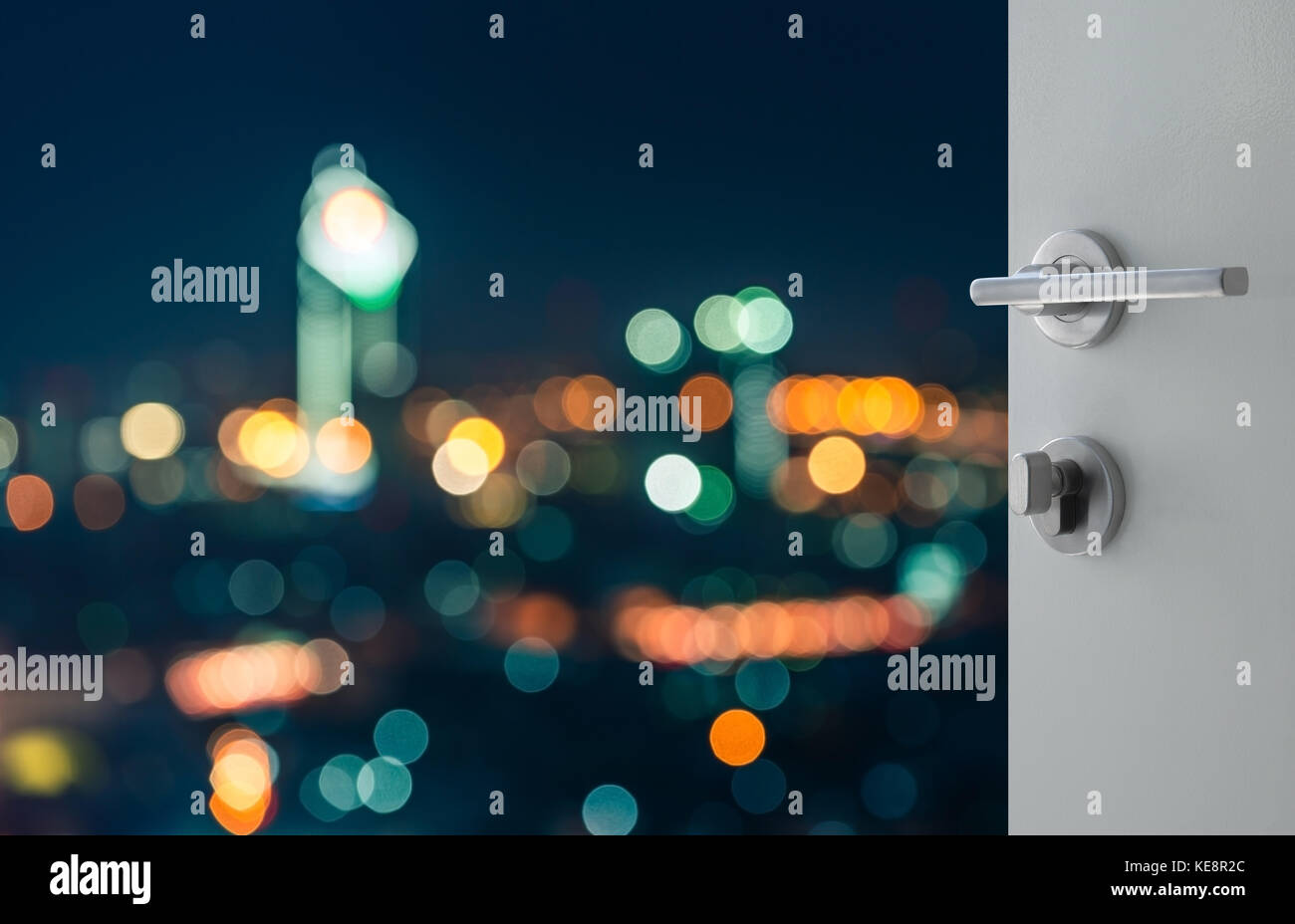 Ha aperto la porta bianca di astratta sfondo bokeh vista aerea del centro cittadino di Bangkok cityscape di notte Foto Stock