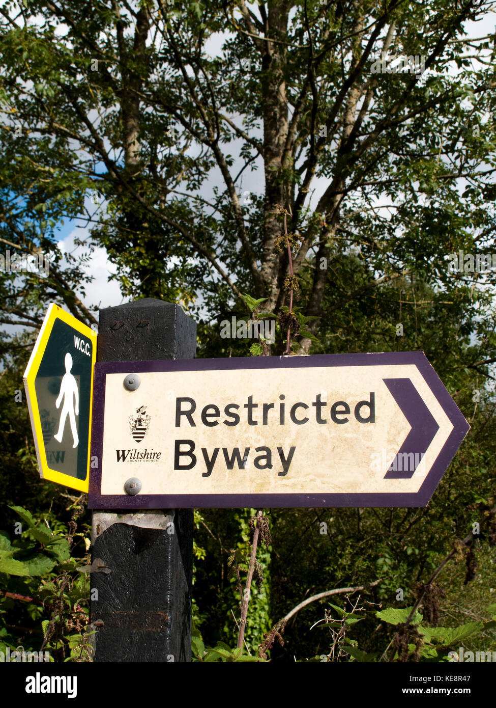 Il consiglio della contea di limitata byway segno, una categoria di diritto di modo creato sotto la campagna e i diritti di passaggio act 2000 Foto Stock