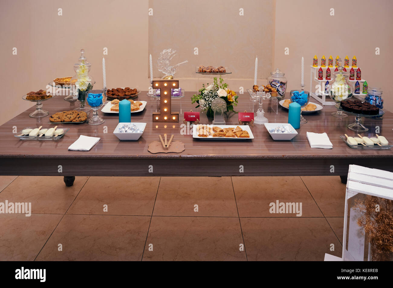 Tavolo per dolci per gli ospiti al party del battesimo Foto Stock