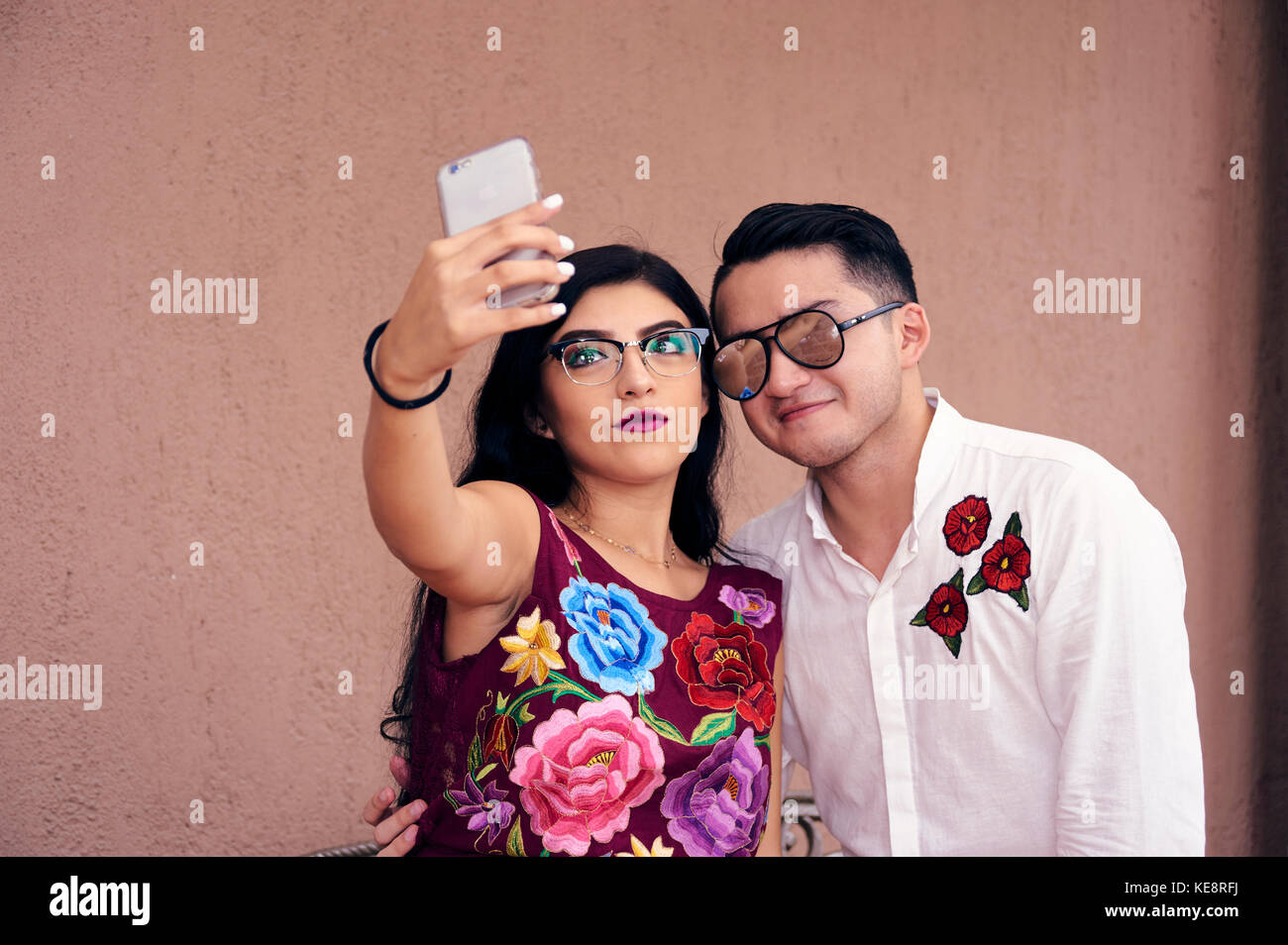 I giovani si fanno un selfie durante la festa di ricevimento per un bambino appena battezzato Foto Stock