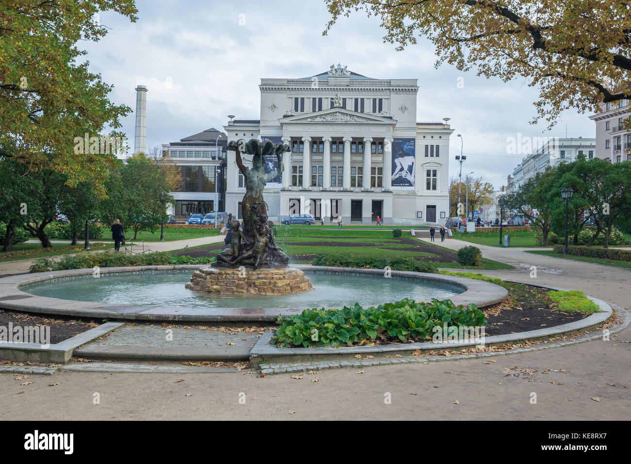 Il lettone opera con fontana e giardino. Riga, Lettonia. fiori e bella vista. 2017 Foto Stock