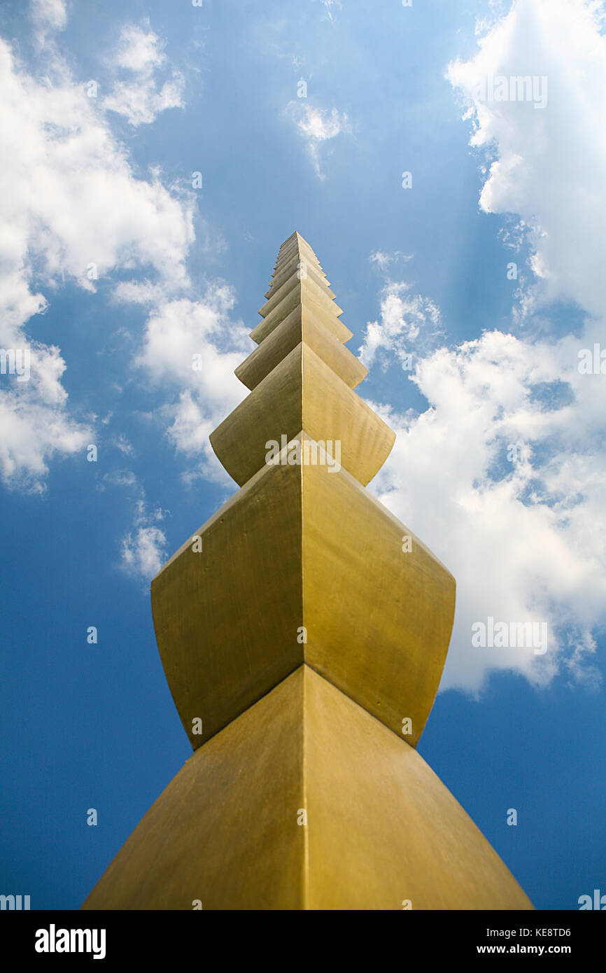 Colonna Infinita fatta da artista rumeno Constantin Brancusi, in Targu Jiu, Gorj contea, nella regione di oltenia di Romania. Foto Stock